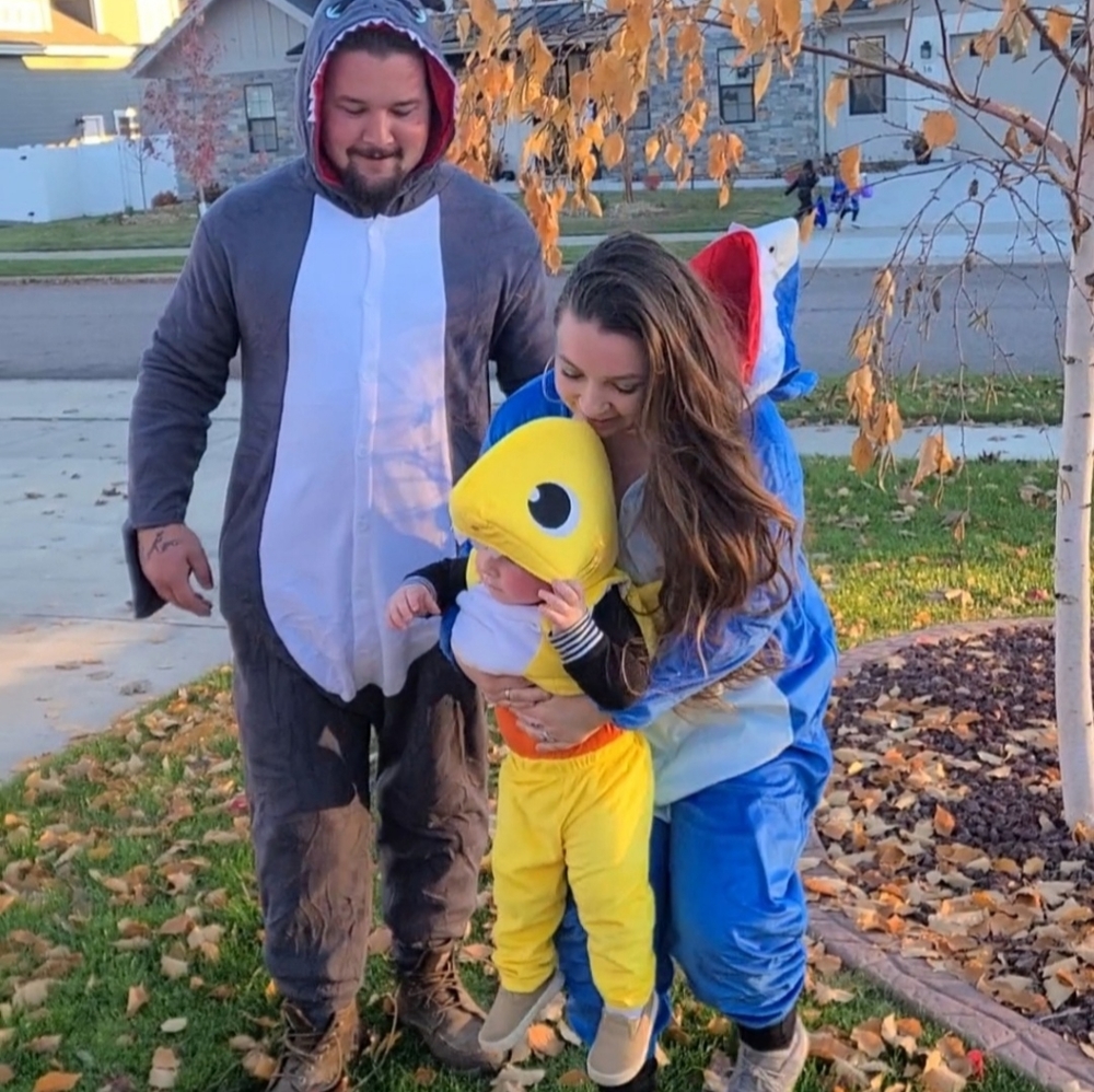 Family oh sharks costumes. Mommy shark daddy shark baby shark